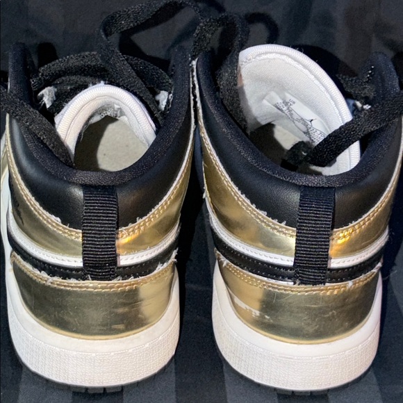 Youth Size 2 Y NIKE AIR JORDAN 1 MID SE METALLIC GOLD SHOES - Picture 4 of 14